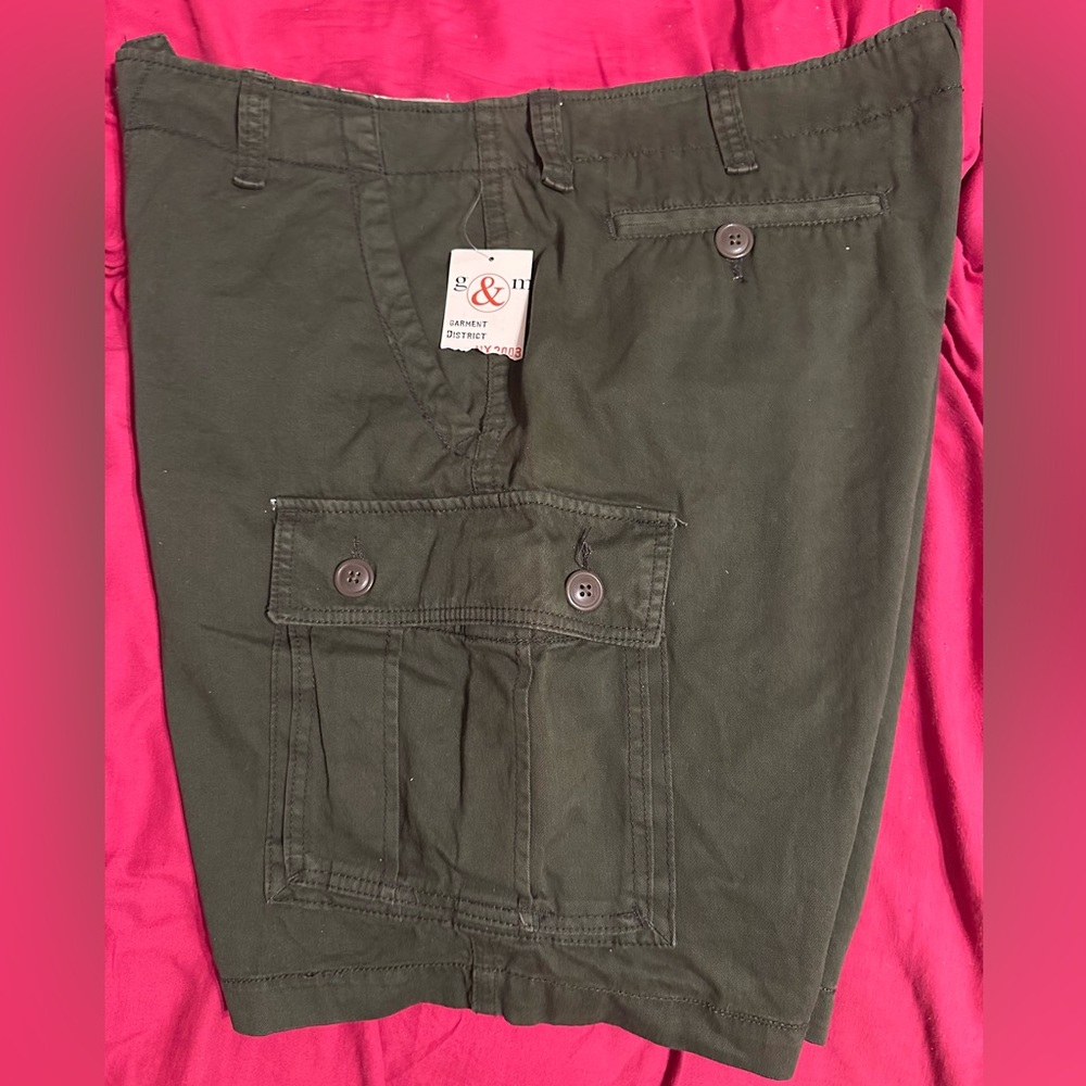 NWT G & M, men’s cargo shorts, size38, light olive,